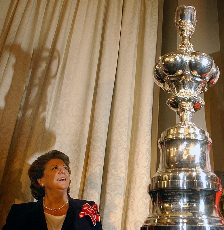 Rita Barberá con el trofeo de la Copa América