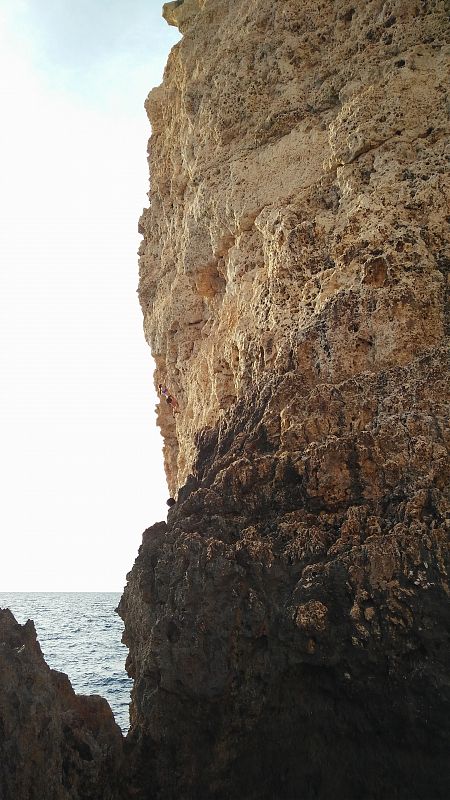 La escaladora Maja Jonjic practica el 'psicobloc' en la costa de Malta