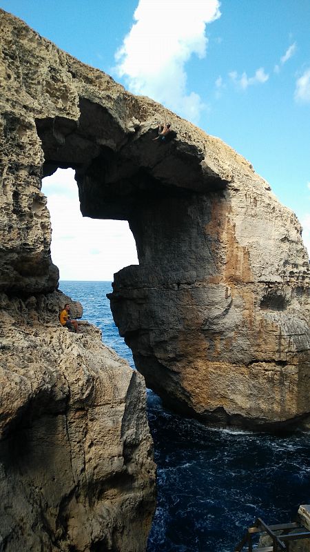 Marco escala en el arco de Wied il Mielah, en la isla de Gozo