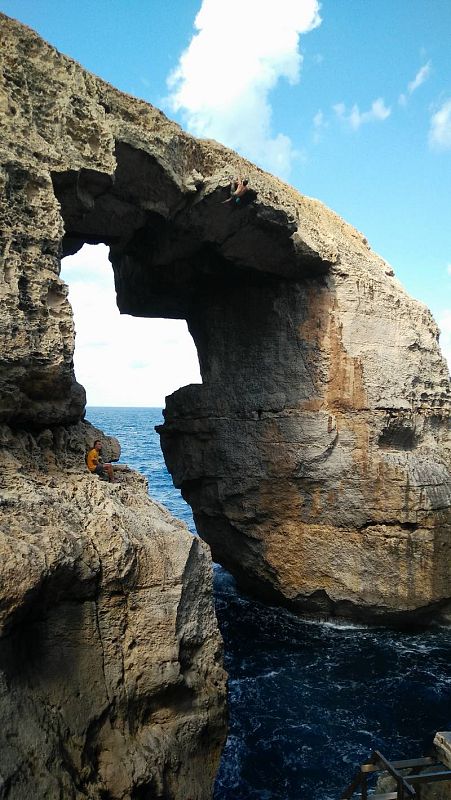  Marco escala en el arco de Wied il Mielah, en la isla de Gozo