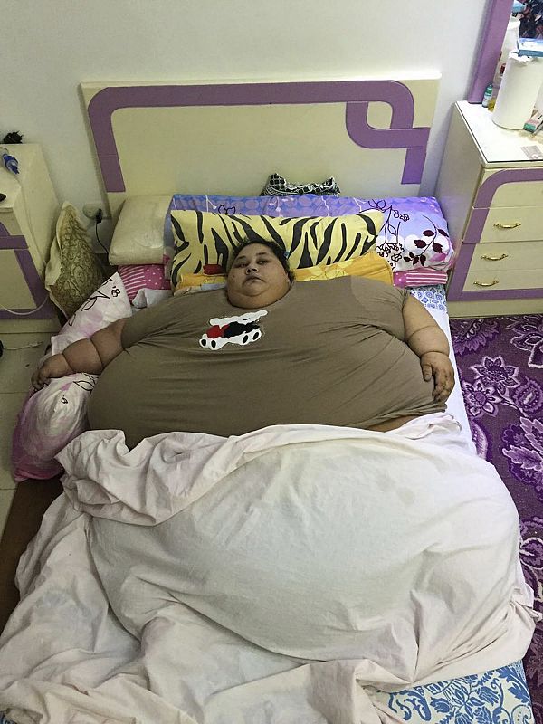 Eman Ahmed, quien se cree es la mujer más obesa del mundo, en su casa de Alejandría (Egipto). Según su familia, pesa 500 kilos. Muffazal Lakdawala, un cirujano indio del Centro de Obesidad y Cirugia Digestiva de Bombay, se ha ofrecido a realizarle un