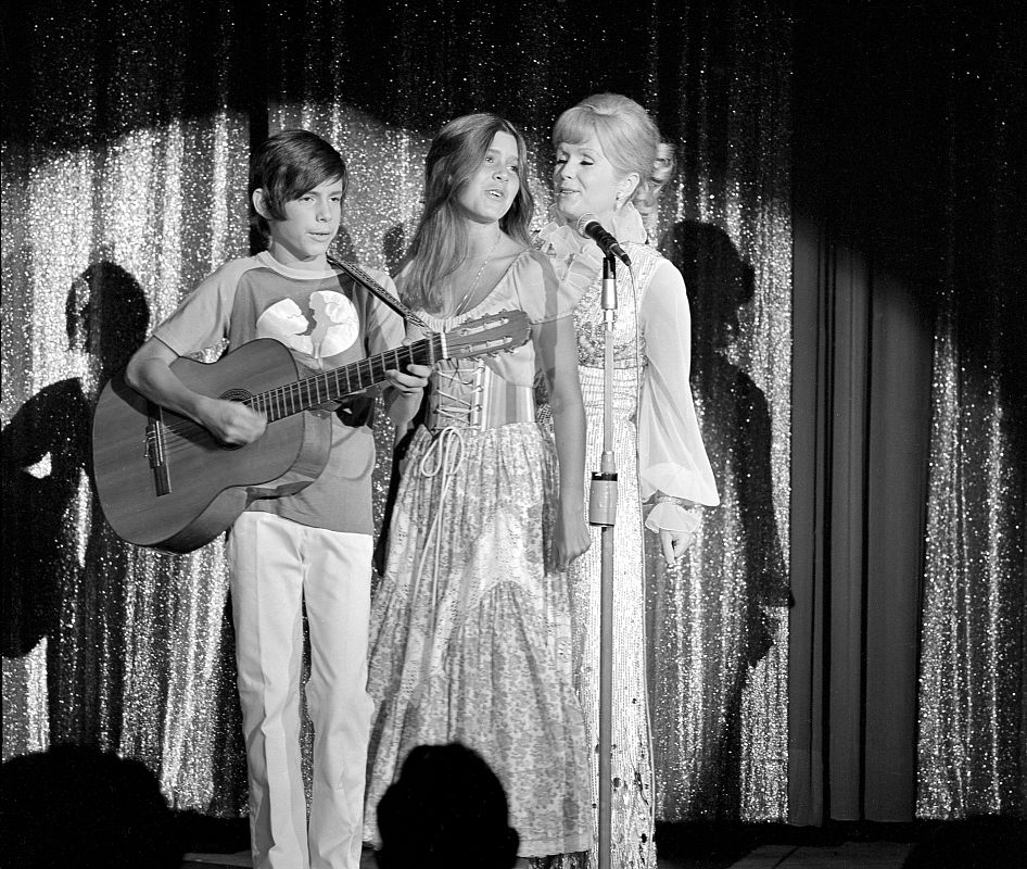 Reynolds junto a sus hijos Carrie Fisher y Todd Fisher