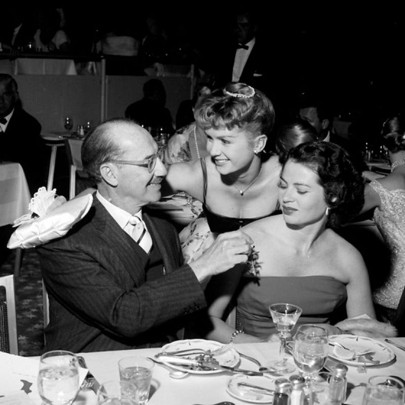 La actriz Debbie Reynolds (c) junto a Groucho Marx y su mujer, Eden Hartford (d)