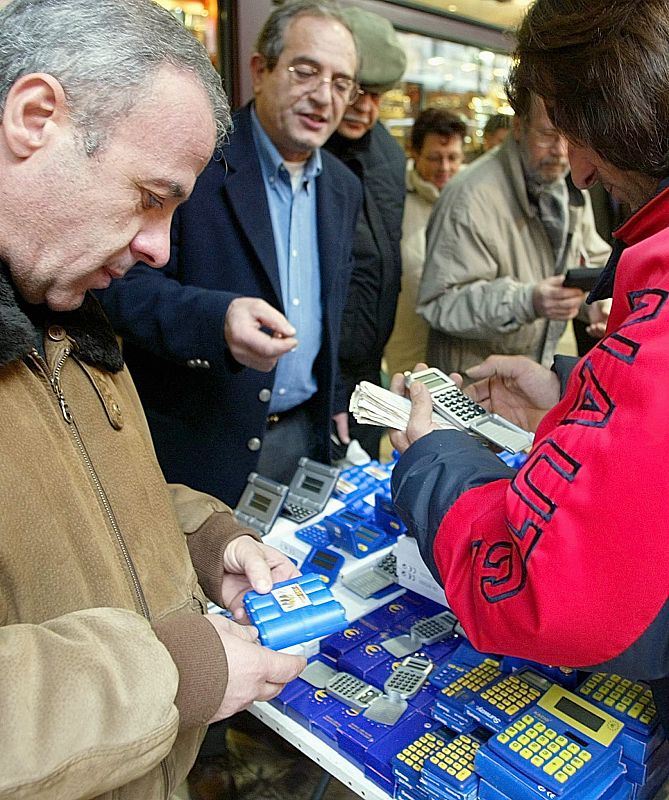 Un puesto callejero vende calculadoras en el centro de Atenas pocos días después de la llegada del euro.