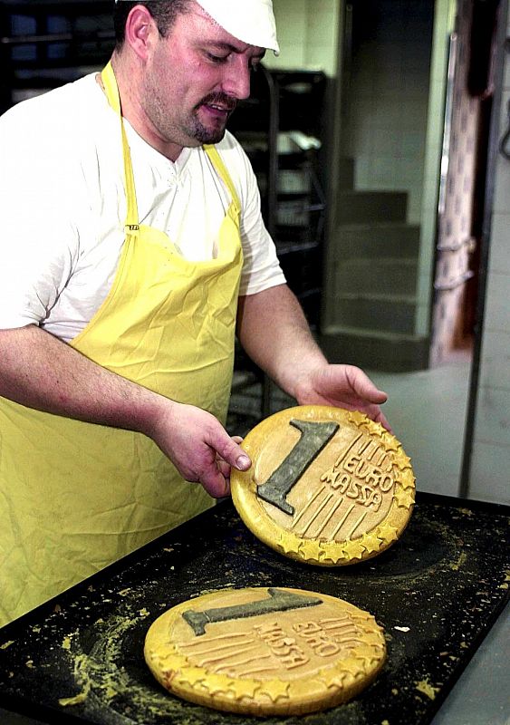 Un panadero portugués recibe la divisa comunitaria en forma de pastel, el 31 de diciembre de 2001 en Lisboa.