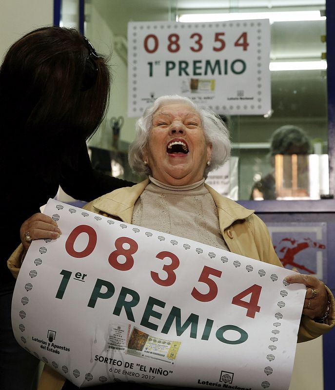 La dueña de la administración número 3 de Torrent (Valencia), que ha vendido íntegro el primer premio del Niño 2017, lo celebra con el número en la mano