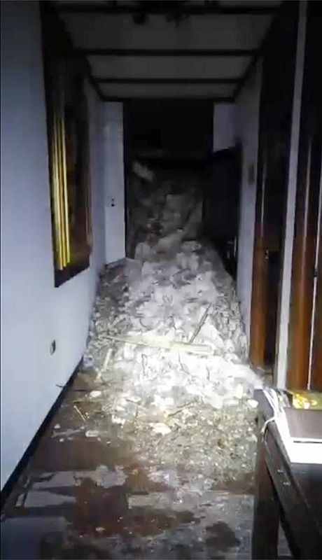 La nieve ha entrado en el interior del edificio del hotel, en el que había al menos 29 personas.