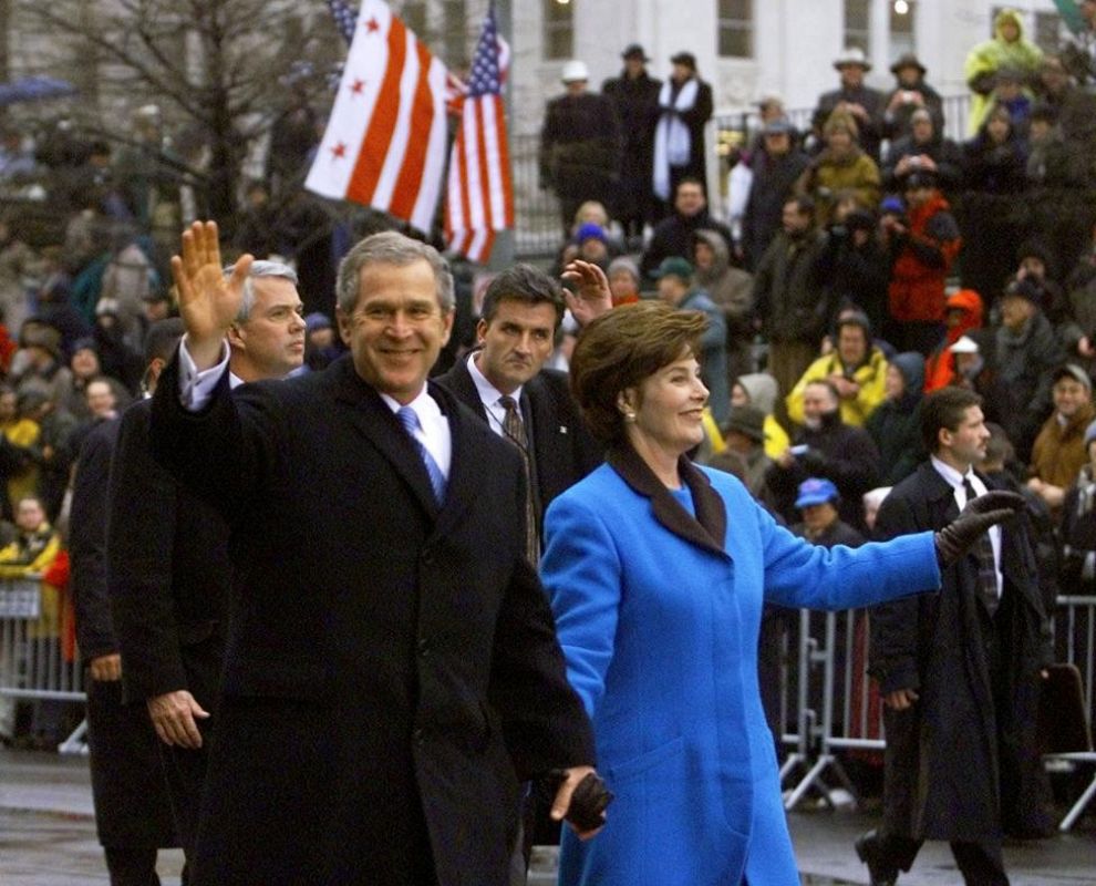 2001. El presidente George W. Bush y su esposa saludan durante su investidura