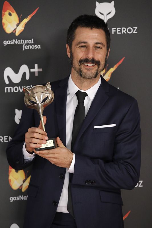 Hugo Silva posa con el galardón tras obtener el premio al mejor actor de reparto de una serie, por su papel en 'El ministerio del tiempo', de TVE