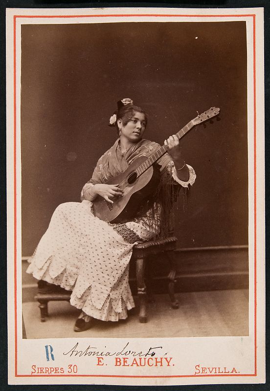 Antonia Loreto tocando la guitarra, fotografiada por Emilio Beauchy.