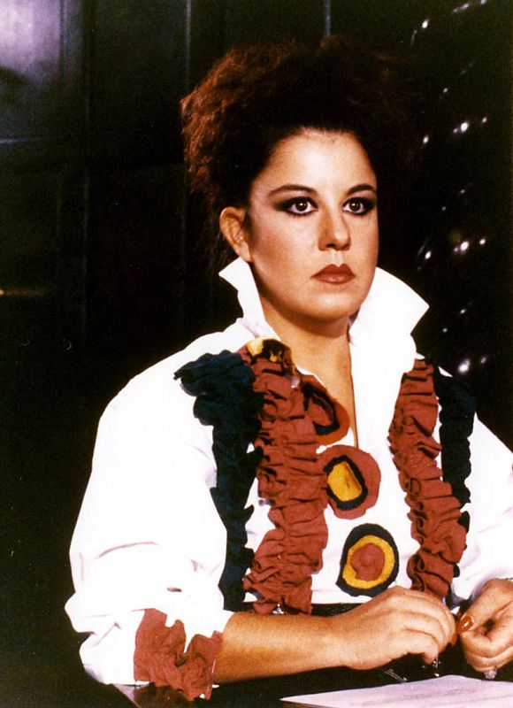 Licenciada en filosofía pura, trabajó también en teatro antes de dar el salto a televisión