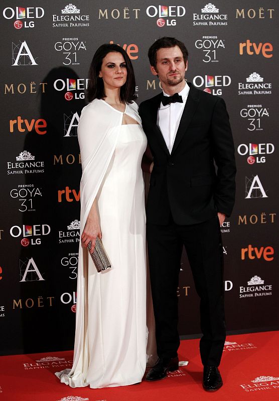 Melina Matthews y Raul Arévalo posan en la alfombra roja de los Goya