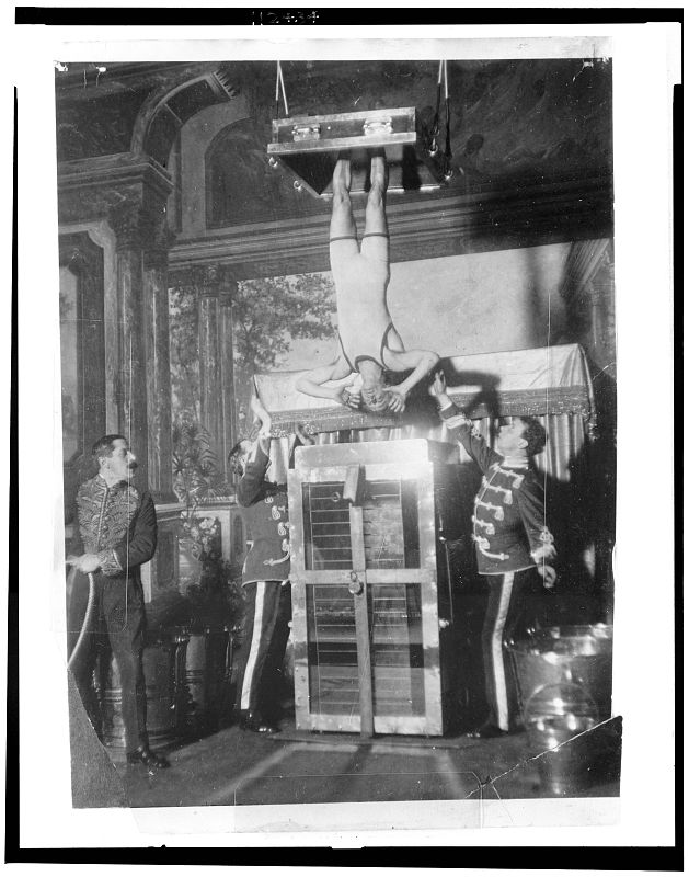 Houdini y la celda de tortura acuática (Library of Congress)