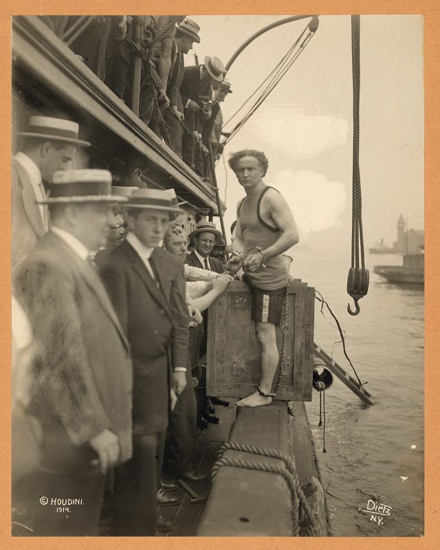 Houdini a punto de meterse en una caja para sumergirse en las aguas del puerto de Nueva York en 1912 (Library of Congress)