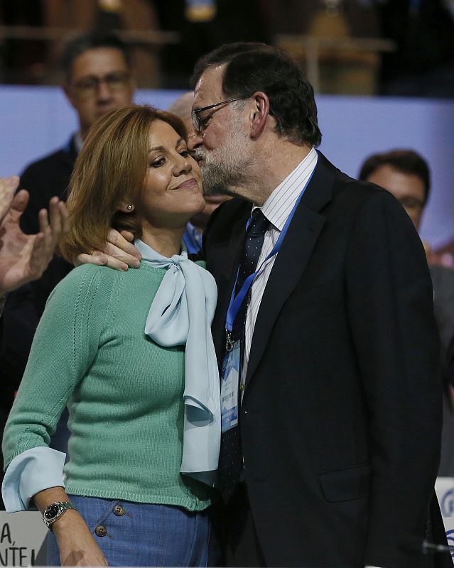 Mariano Rajoy besa con afecto a María Dolores de Cospedal