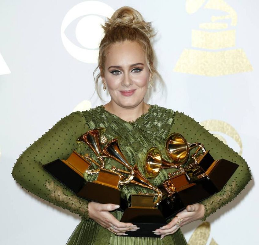 La cantante británica Adele ha sido la gran triunfadora de la noche al hacer pleno y llevarse los cinco galardones a los que optaba. 