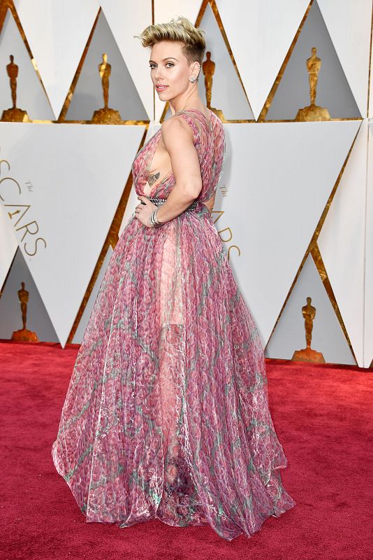 Oscar 2017: Scarlett Johansson en la alfombra roja