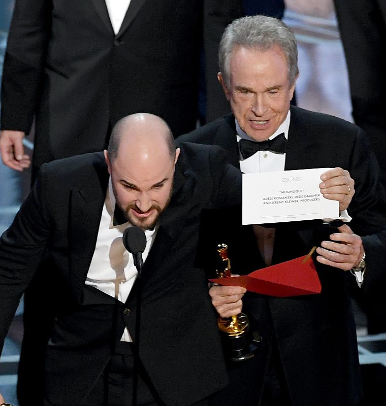Jordan Horowitz,  productor de 'La la land', comunica el error y enseña la tarjeta en la que aparece 'Moonlight' como mejor película en los Oscar 2017
