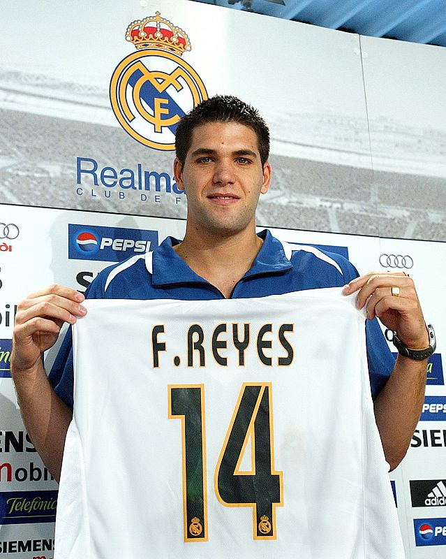 Felipe Reyes muestra la camiseta con su nombre impreso durante su presentación como nuevo jugador del Real Madrid en agosto de 2004