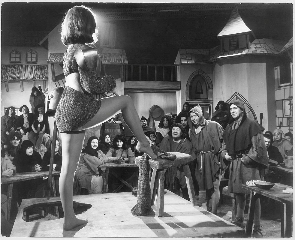 Escena de 'striptease' de "Historia de la Frivolidad", de 1967