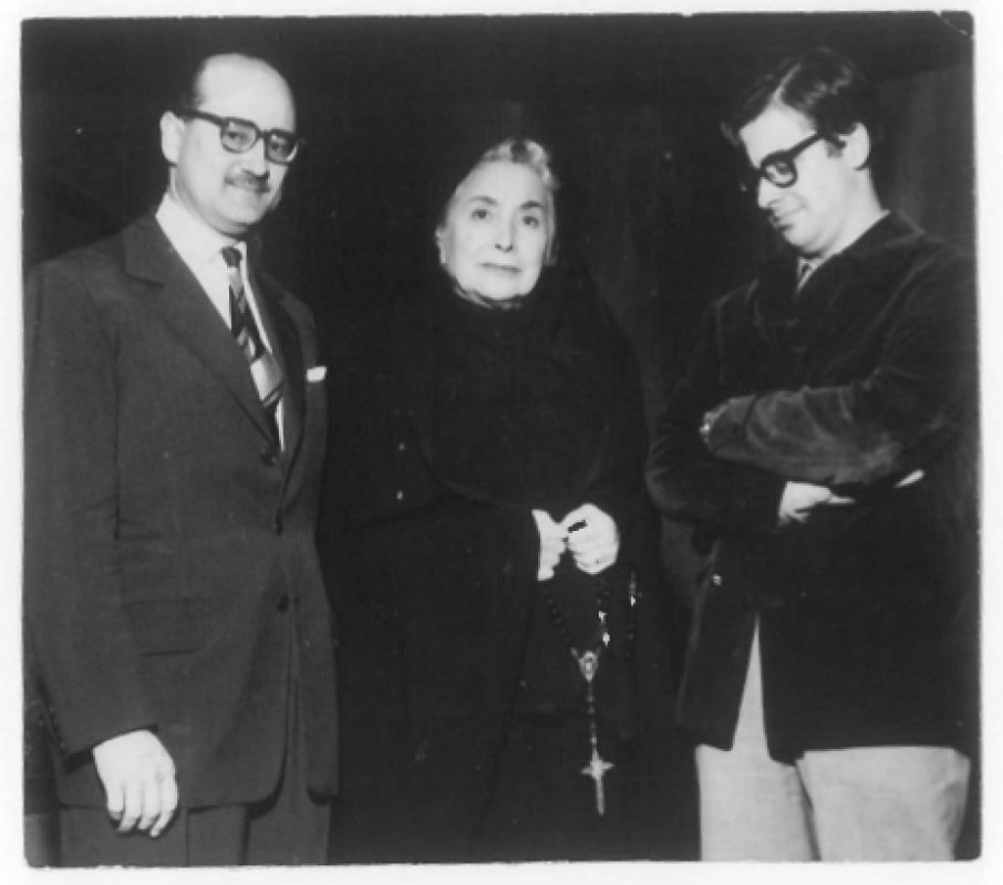 Chicho y la famosa actriz Margarita Xirgu, a la que dirigió en Argentina en 1958