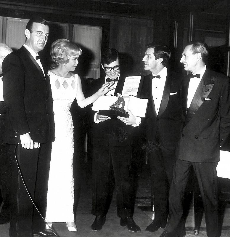 Chicho Ibañez Serrador recibe la Ninfa de oro por "El asfalto", en 1967