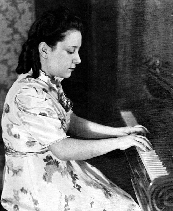 En una imagen de 1936, una jovencísima Alicia de Larrocha de 13 años