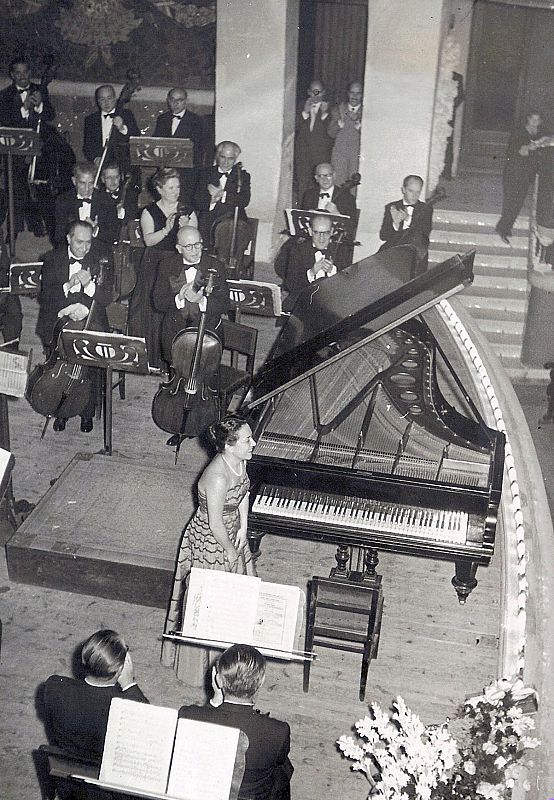 El 10 de noviembre de 1954, Alicia de Larrocha triunfa de nuevo en el Palau de la Música de Barcelona