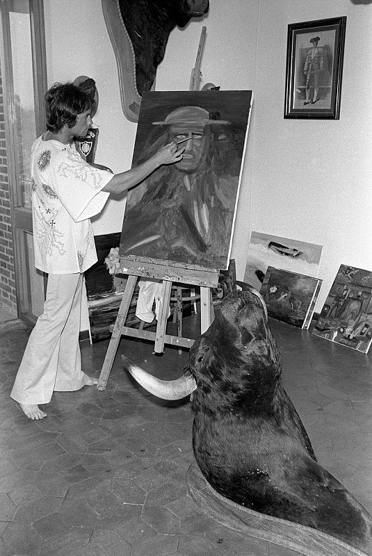 Palomo Linares da unas pinceladas a un lienzo en su estudio de pintura de la finca "El Palomar".