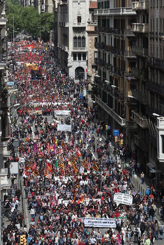 Miles de personas se manifiestan en Barcelona en el Primero de Mayo