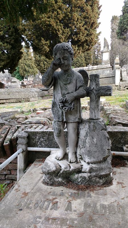 Detalle de una tumba en la zona de párvulos del Cementerio de Epidemias