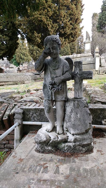 Detalle de una tumba en la zona de párvulos del Cementerio de Epidemias