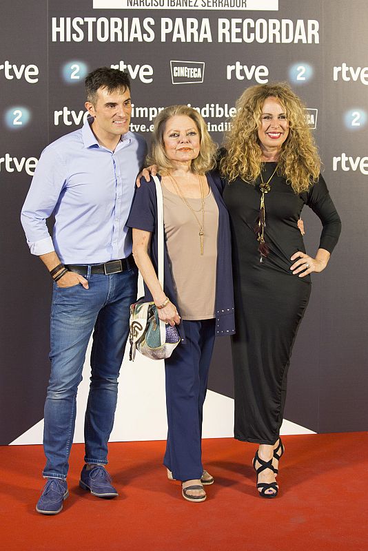 Luis Larrodera, con Mayra Gómez Kemp y Miriam Díaz Aroca