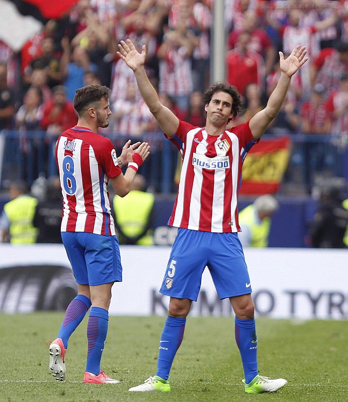 Tiago (d) se despide de la afición que acudió al estadio Vicente Calderón.
