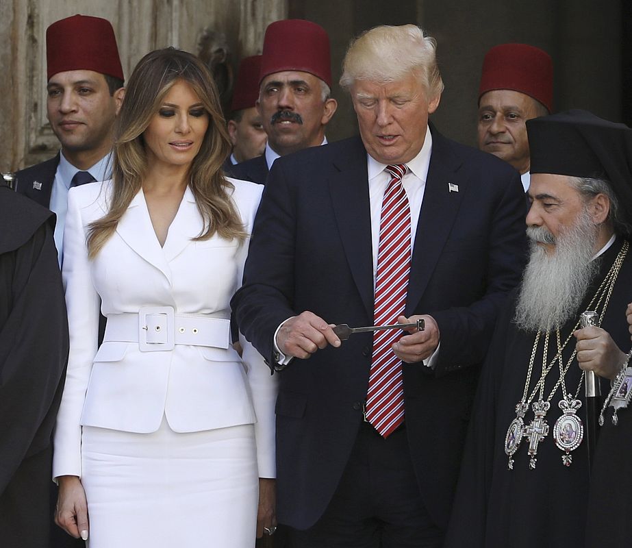 Trump y su mujer, Melania, tras su visita a la iglesia del Santo Sepulcro