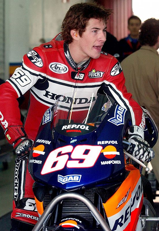 El piloto estadounidense Nicky Hayden antes de su debut en Moto GP entrena en el Circuito Ricardo Tormo de Cheste (2002).