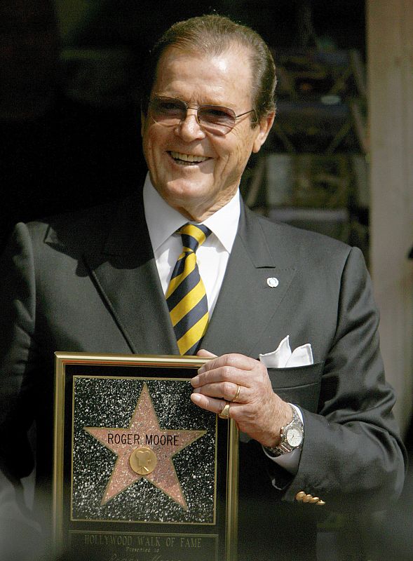 Roger Moore recibió una estrella en el Paseo de la fama de Hollywood en 2007.
