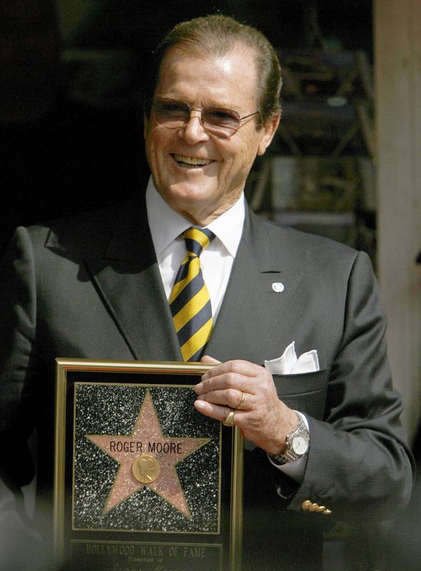  Roger Moore recibió una estrella en el Paseo de la fama de Hollywood en 2007.