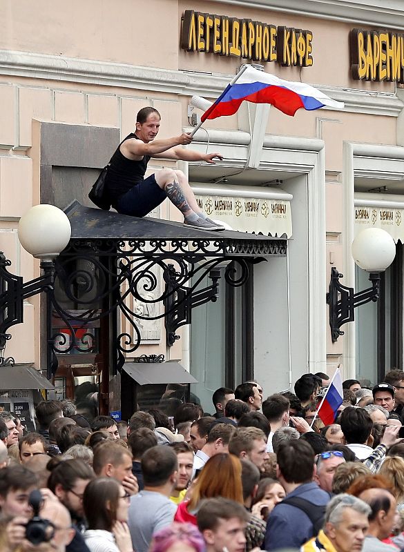 Protestas no autorizadas dejan centenares de detenidos en Moscú y San Petesburgo, Rusia