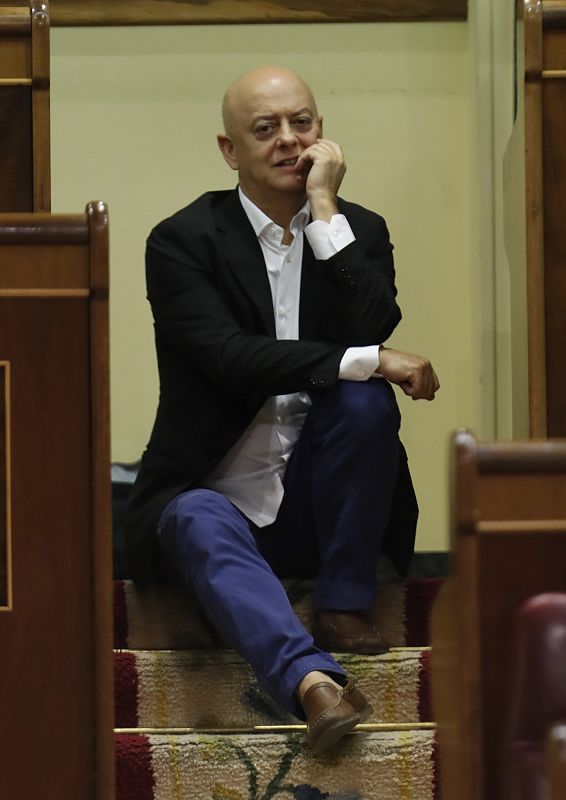 Elorza, diputado socialista, sentado en la escalera del Congreso durante el debate