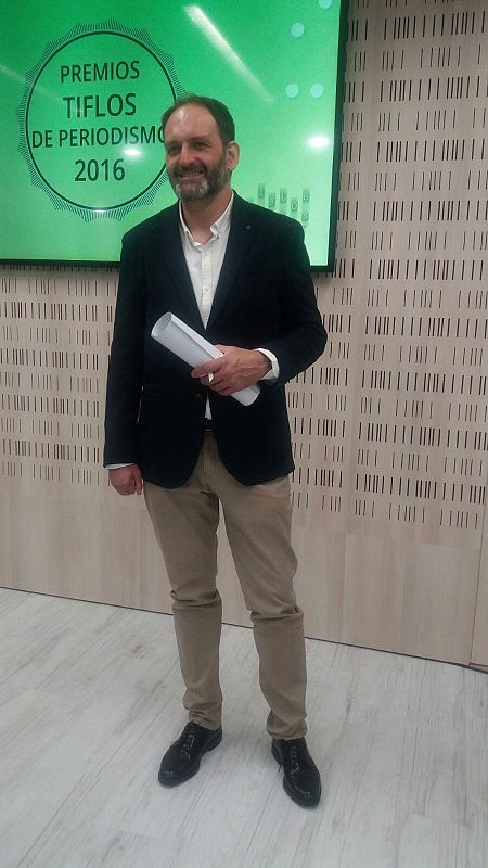 Javier Hernández recoge el premio Tiflos de periodismo 2017 en la categoriá de radio