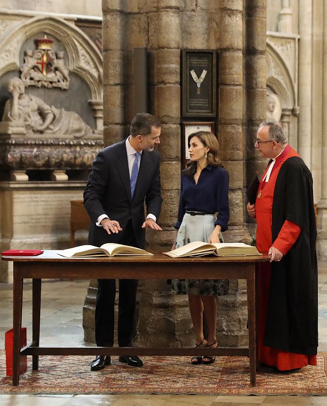 Los reyes firman el Libro de Honor en la Abadía de Westminster