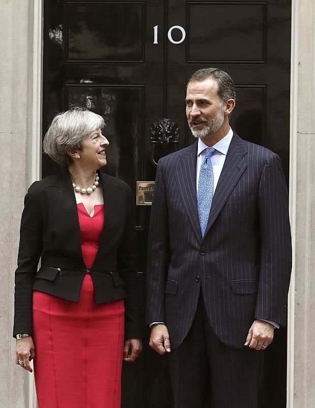 El rey de España, en el 10 de Downing Street con Theresa May.