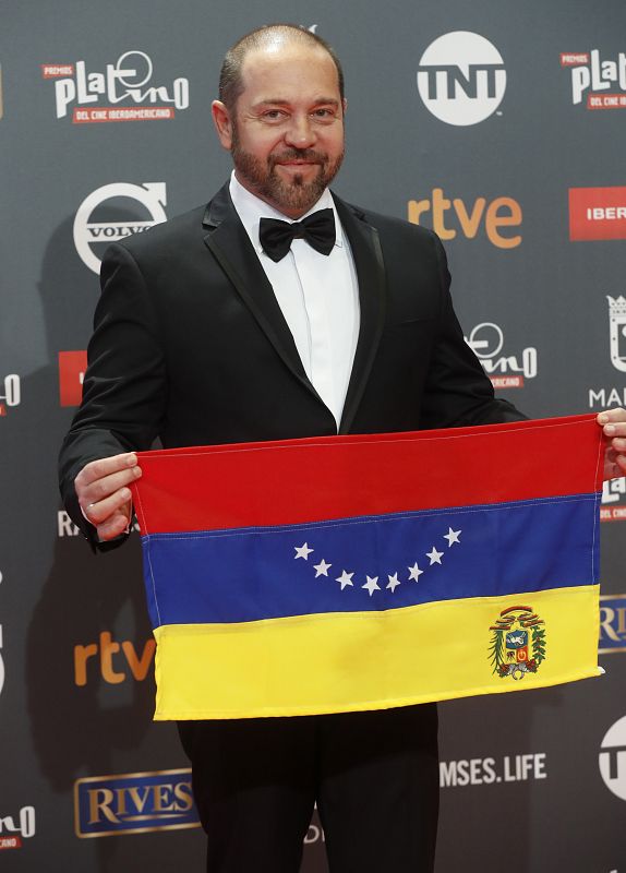 El actor y director de televisión venezolano Miguel Ferrari ha posado con una bandera de su país.