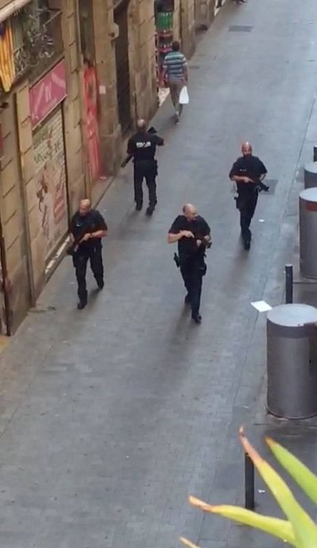 La policía barre las zonas aledañas a las Ramblas tras el atentado
