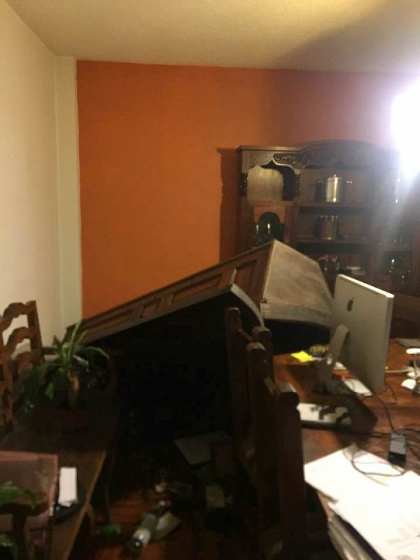 Muebles caídos en una vivienda tras el temblor