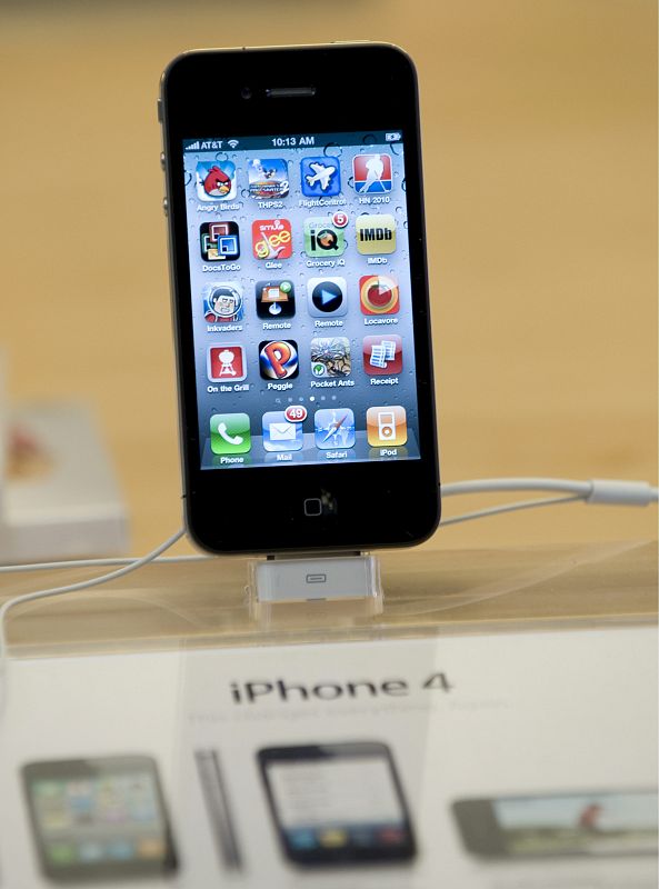 2010: iPhone 4. Representó un nuevo concepto en la evolución de este terminal. Introdujo un diseño en cristal y metal, pantalla retina y la primera cámara frontal. En hardware, también supuso un avance muy importante.