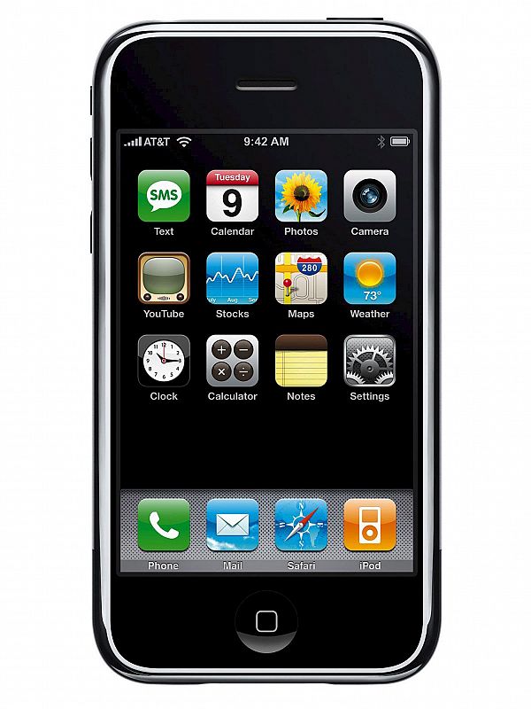 2007. iPhone: El primero. Revolucionó el mundo de la telefonía móvil con su ausencia de teclado físico y su pantalla táctil.