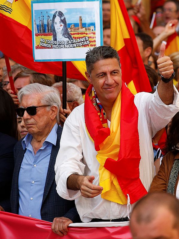 El premio Nobel Mario Vargas Llosa camina junto al presidente del PP catalán, Xavier Garcia Albiol