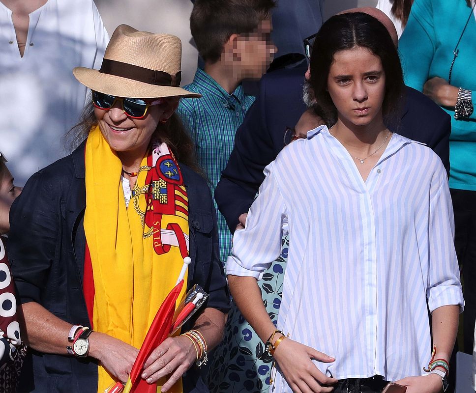 La infanta Elena y su hija Victoria Federica durante el desfile del 12 de octubre